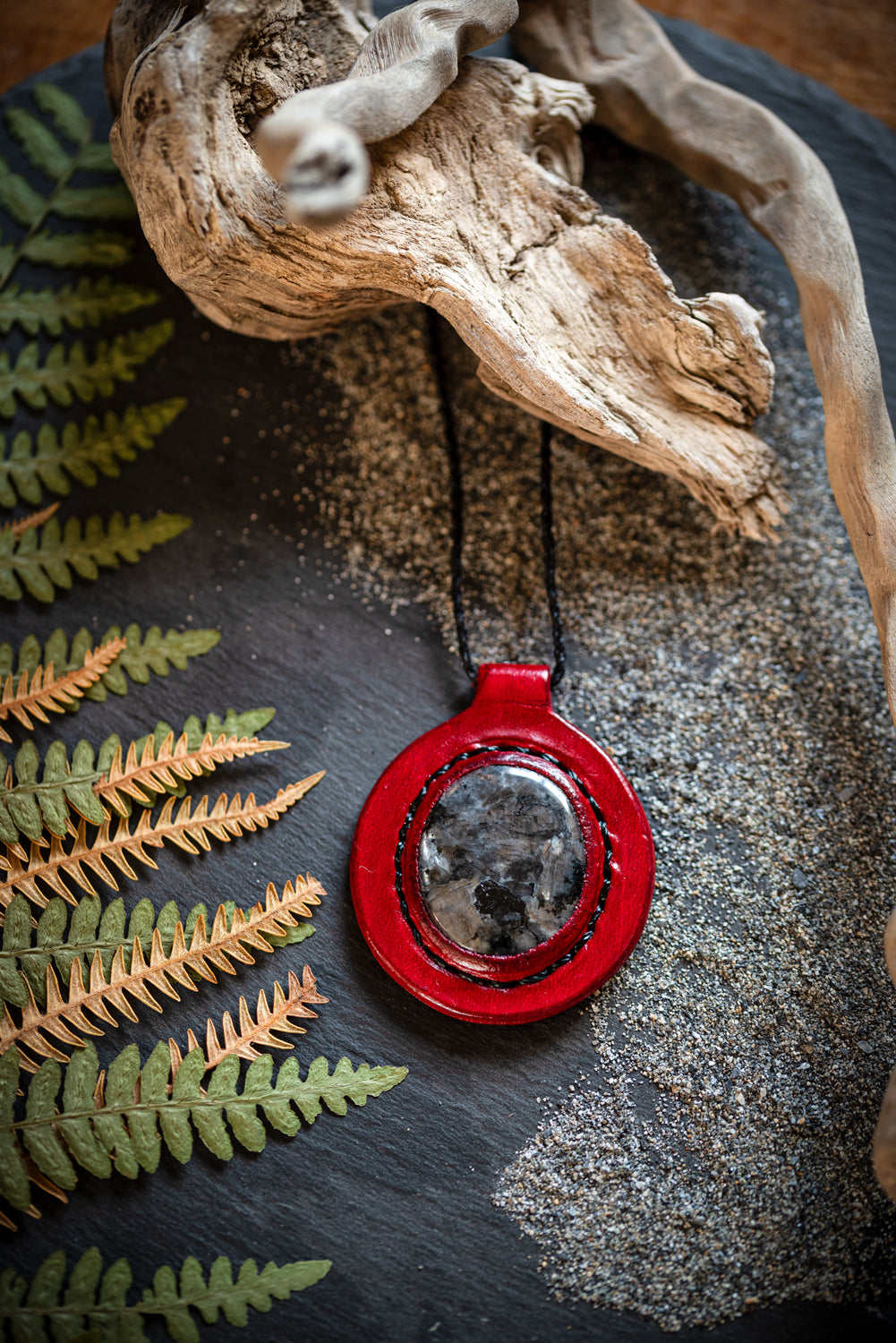 Eirild - Collier cuir et larvikite