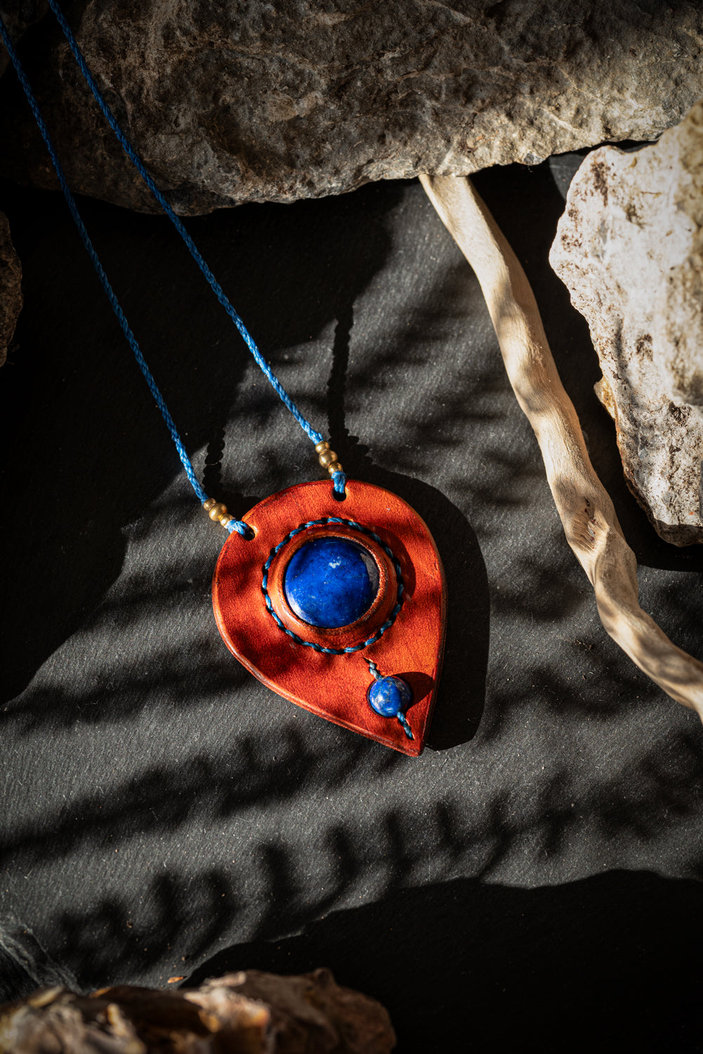 Hathor - Collier lapis lazuli et cuir de vachette