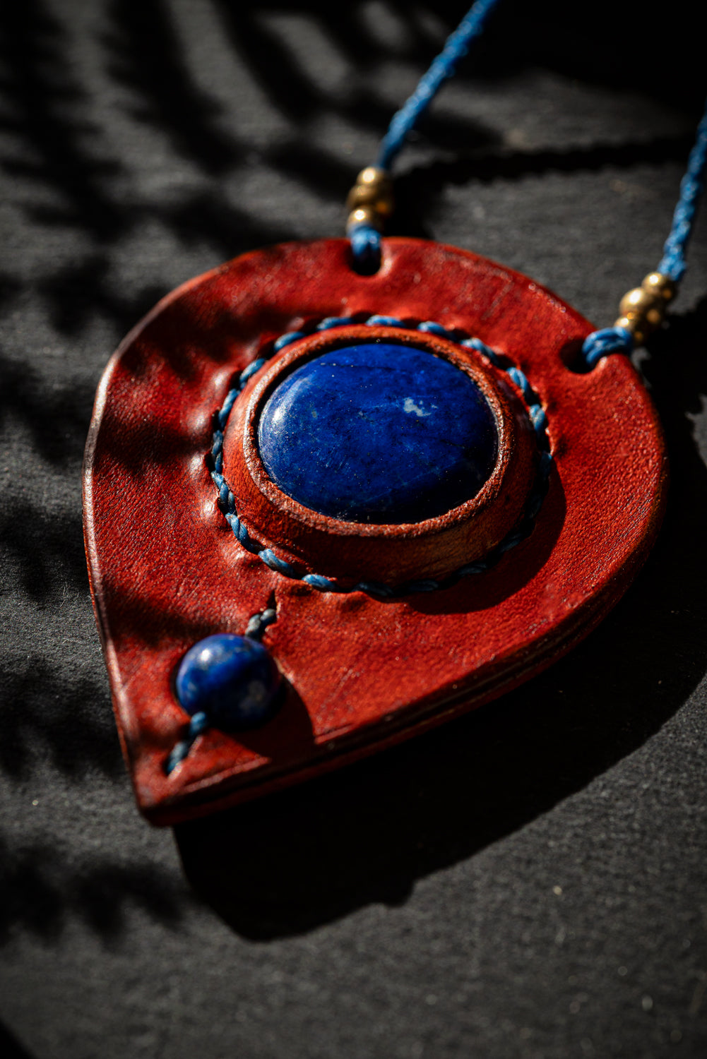 Hathor - Collier lapis lazuli et cuir de vachette