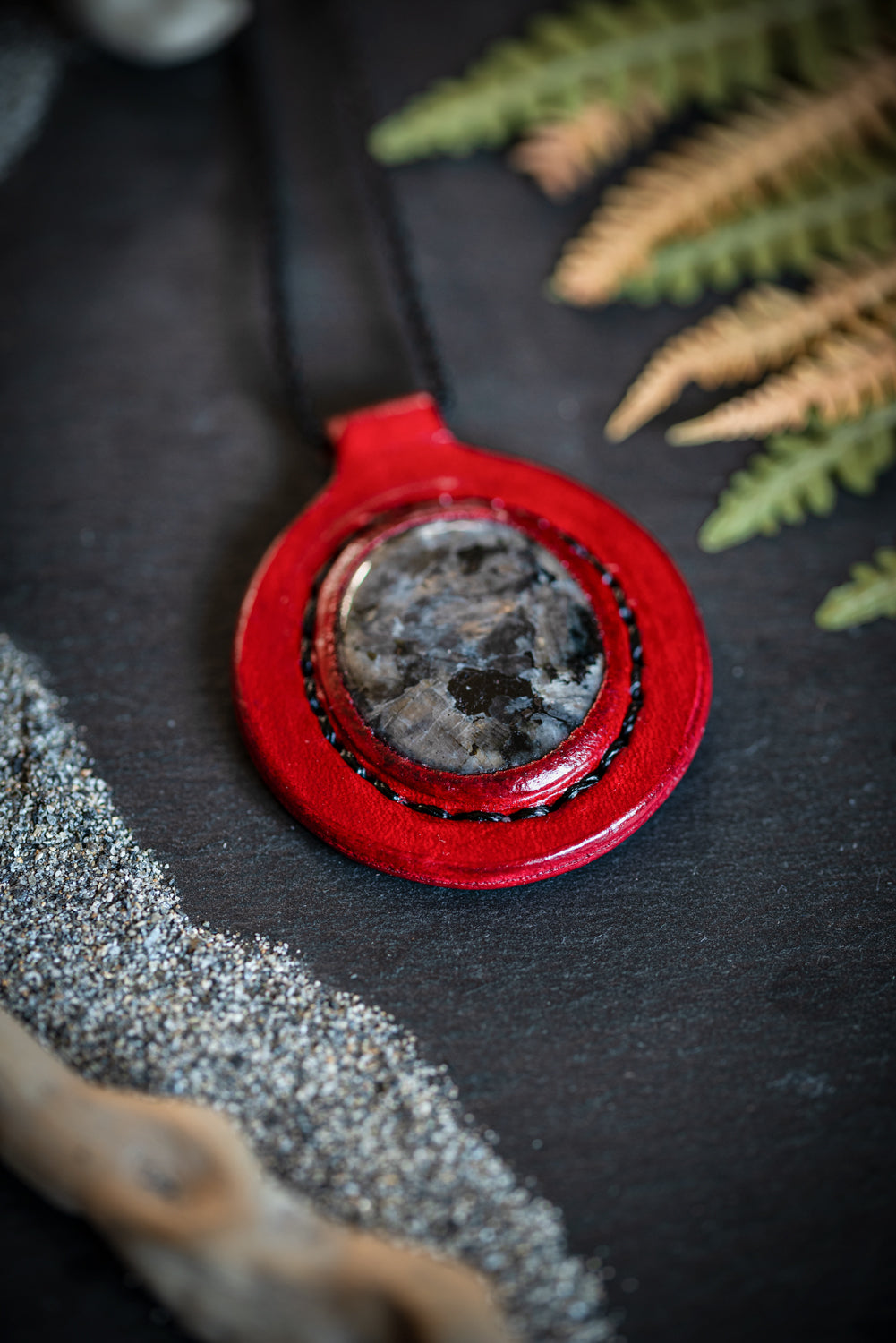 Eirild - Collier cuir et larvikite