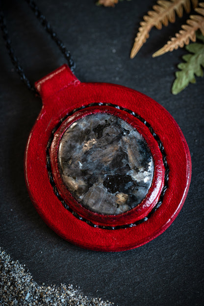 Eirild - Collier cuir et larvikite