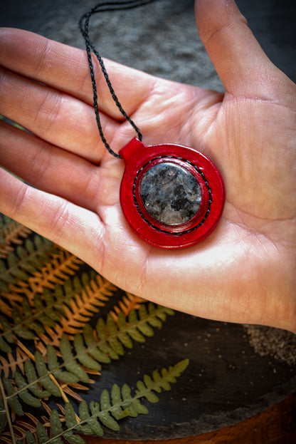 Eirild - Collier cuir et larvikite