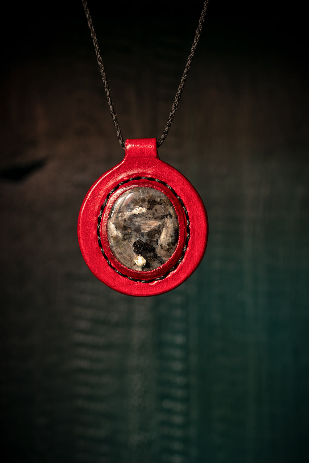 Eirild - Collier cuir et larvikite