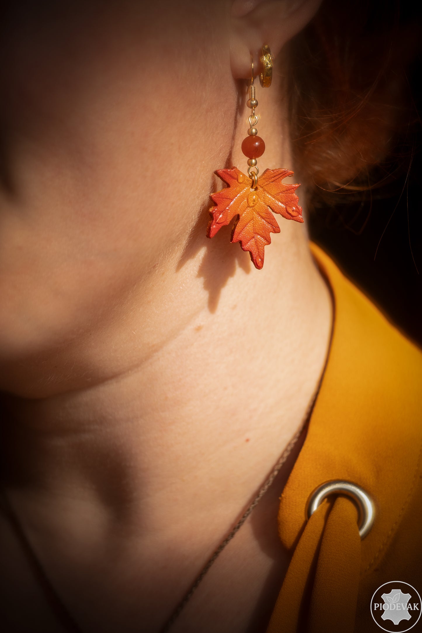 Erable écarlate - Boucles d'oreilles en cuir tannage végétale