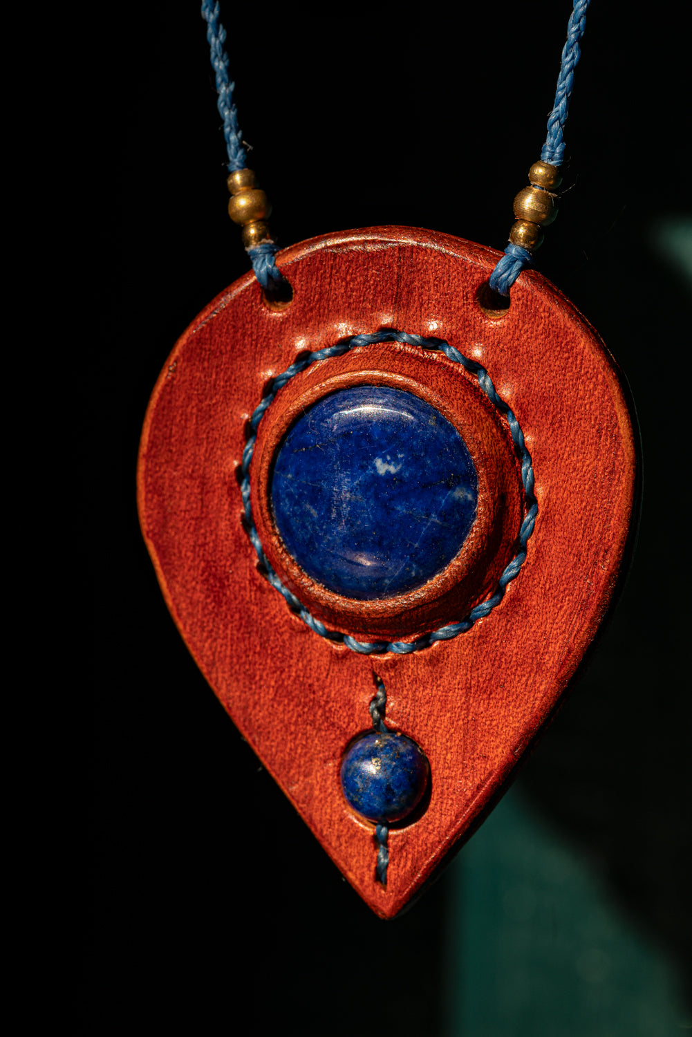 Hathor - Collier lapis lazuli et cuir de vachette