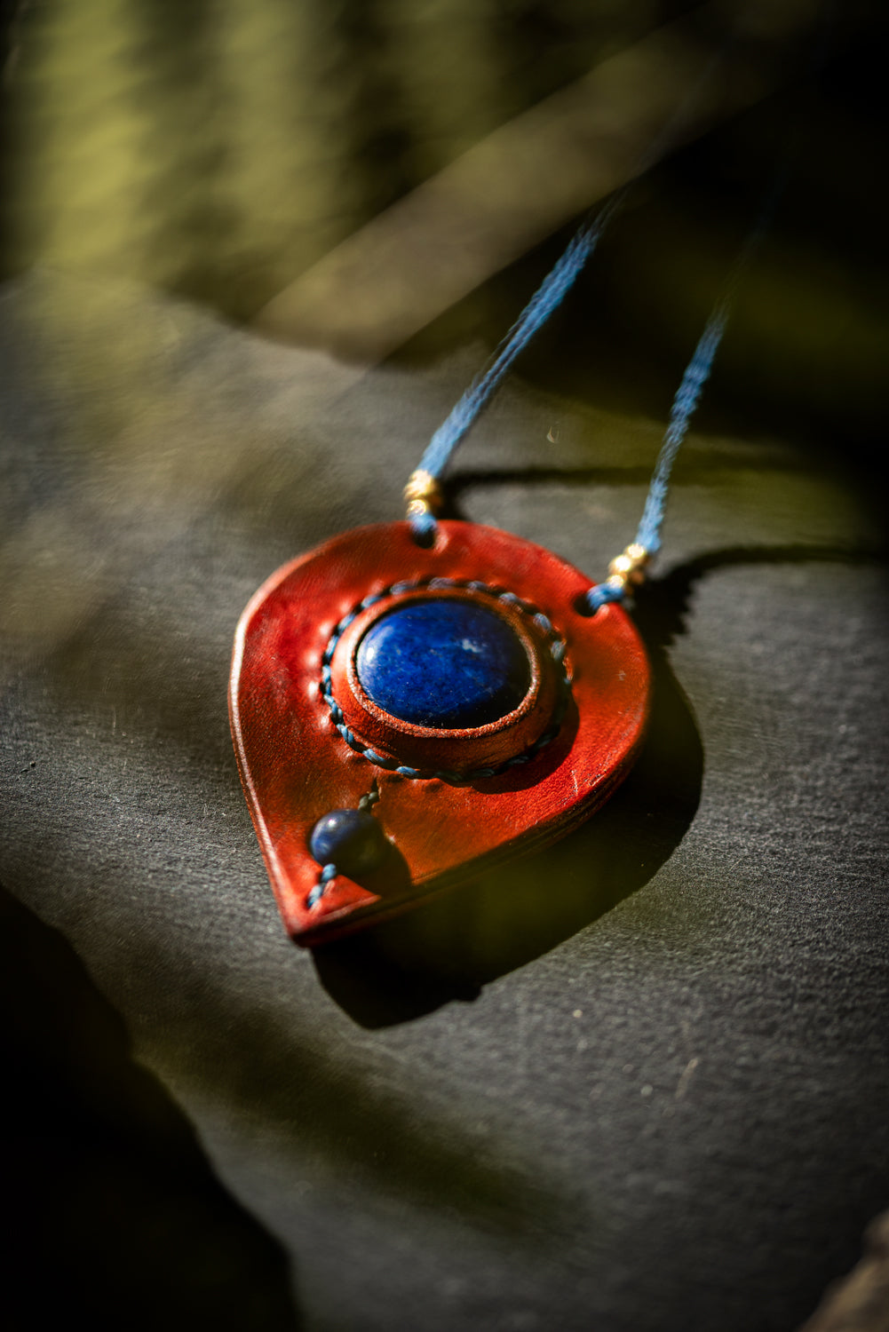 Hathor - Collier lapis lazuli et cuir de vachette