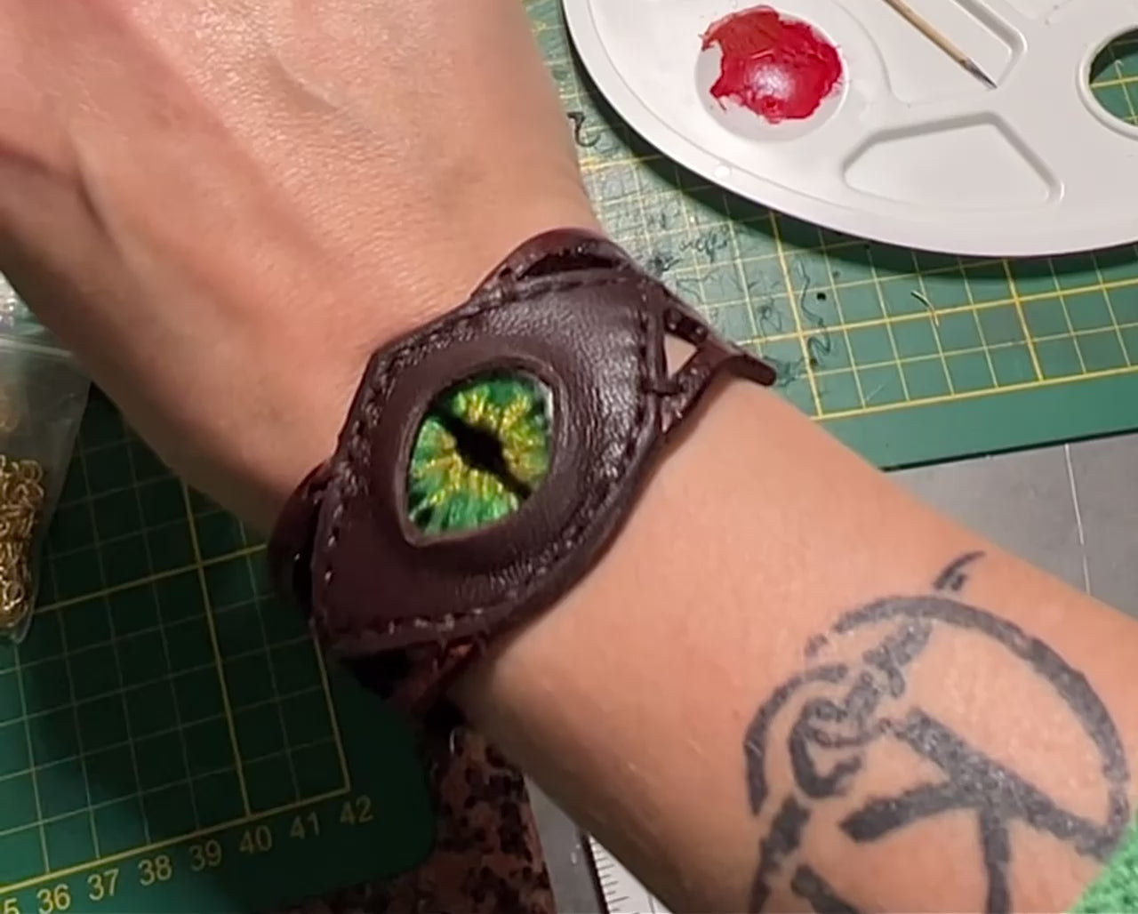 Charger la vidéo : bracelet en cuir avec en son centre un œil de dragon fait main